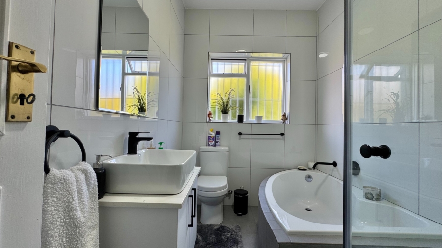 3 Bedroom Property for Sale in Roundhay Western Cape